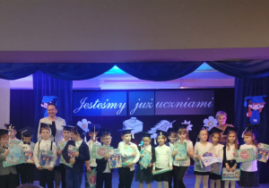 Dzieci stojąc wraz z p. Dyrektor i wychowawczynią p. Borowską - trzymają w dłoniach dyplomy i upominki od rodziców.